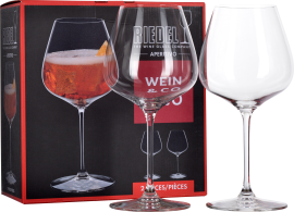 Zwei moderne Weingläser vor einer dekorativen, schwarz-roten Verpackung.