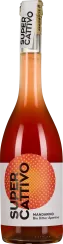 Bauchige Flasche mit leuchtend orange-roter Flüssigkeit, weißem Etikett mit großem, orangen Punktmuster und schwarzer Schrift. Der Flaschenhals ist mit einem weißen Verschluss und Siegel versehen.