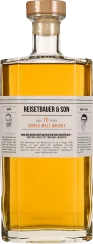 Klarglasflasche mit klarem, honigfarbenem Whisky; quadratisches, elegantes Design mit einem Holzdeckel. Etikett zeigt Illustrationen und detaillierte Informationen.
