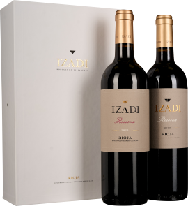 Zwei elegante Weinflaschen vor einer weißen Geschenkbox mit goldener Schrift.