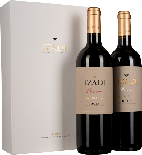 Zwei elegante Weinflaschen vor einer weißen Geschenkbox mit goldener Schrift.