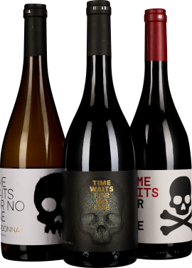 Dreier-Set Weinflaschen mit Totenkopf-Design auf schwarzem Hintergrund.