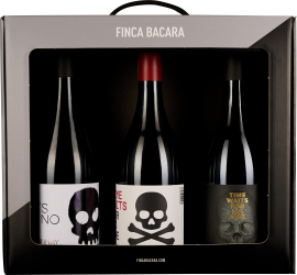 Drei Weinflaschen in schwarzer Box mit Totenkopf-Design auf Etiketten.