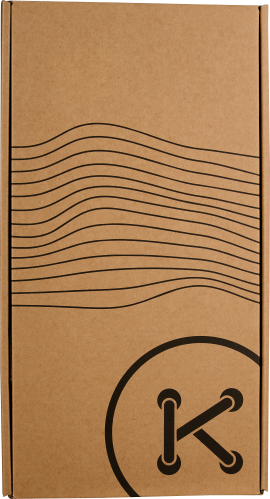 Braune Kartonverpackung mit schwarzen Wellenlinien und kreisförmigem "K"-Logo.