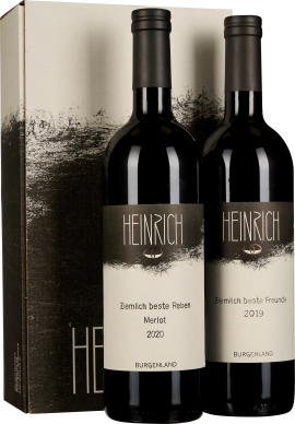 Zwei Flaschen Wein mit schlichten Etiketten vor einer dekorativen Box.