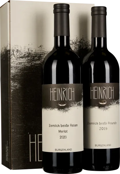 Zwei Flaschen Wein mit schlichten Etiketten vor einer dekorativen Box.