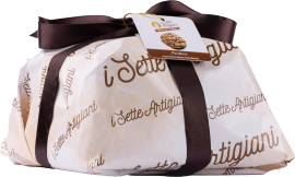 Quadratisches Geschenkpaket, weißes Papier, brauner Schriftzug, dunkle Schleife, Etikett angebracht.