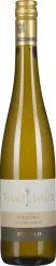 Schlanke Weißweinflasche mit goldener Kapsel und elegantem Etikett.