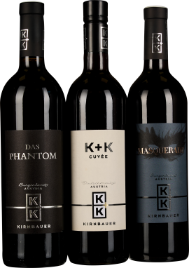 Drei stilvolle Weinflaschen mit individuellen Etiketten in Schwarz, Weiß und Blau.