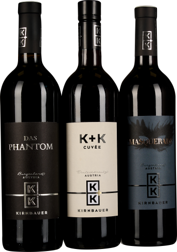 Drei stilvolle Weinflaschen mit individuellen Etiketten in Schwarz, Weiß und Blau.