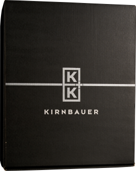 Schwarze Box mit stilvollem silbernem Logo und minimalistischer Liniengrafik.