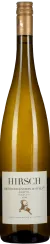 Eine schlanke Weinflasche mit goldener Kapsel und goldenem Etikett, das ein Hirsch-Logo zeigt. Der Wein hat eine klare, helle goldene Farbe.