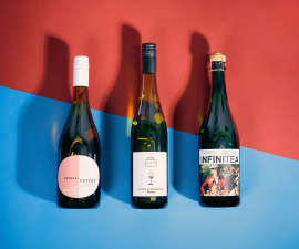 Drei elegante Getränkeflaschen auf kontrastierendem Rot-Blau-Hintergrund.