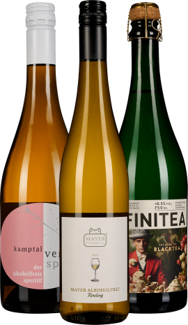 Drei Flaschen mit unterschiedlichen Labels und Verschlüssen, elegant und vielfältig präsentiert.