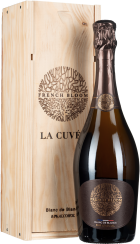 Edle Champagnerflasche mit braunem Etikett vor einer Holzkiste.