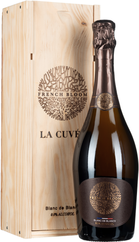 Edle Champagnerflasche mit braunem Etikett vor einer Holzkiste.