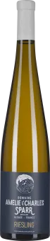 Eine schlanke Weinflasche mit goldgelbem Inhalt und blauem Etikett sowie weißem Verschluss.