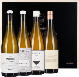 Vier Weinflaschen vor edlem, schwarzem Hintergrund mit goldener Prägung.