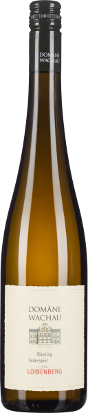 Braune Weinflasche mit schwarzem Schraubverschluss und cremefarbenem Etikett.
