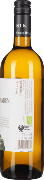 Klare Glasflasche mit goldgelbem Wein und schwarzem Schraubverschluss.