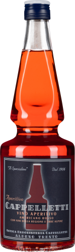 Klare, rot-orange Flüssigkeit in einer bauchigen, eleganten Flasche mit dunklem Etikett.