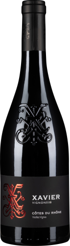 Schwarze Weinflasche mit geprägtem und rotem Ornament auf Etikett.