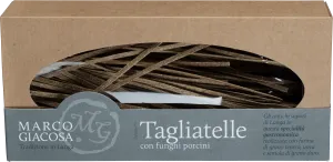 Braune Tagliatelle in einem Karton mit Sichtfenster.
