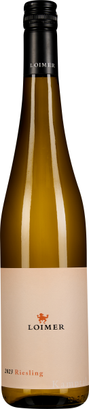 Eine schlanke Weinflasche mit einem schwarzen Schraubverschluss, gefüllt mit hellgelbem Wein. Das Etikett ist cremefarben mit minimalistischem Design.