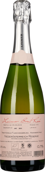Grüne Sektflasche mit silbernem Korkverschluss und rosa Etikett.