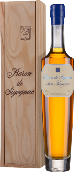 Eine elegante, schmale Flasche mit goldenem Inhalt, abgerundet durch einen blauen Verschluss, steht neben einer hellbraunen Holzkiste mit fein gravierten Details.