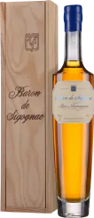 Eine elegante, schmale Flasche mit goldenem Inhalt, abgerundet durch einen blauen Verschluss, steht neben einer hellbraunen Holzkiste mit fein gravierten Details.