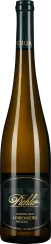 Die Weinflasche ist schlank und elegant mit einem dunklen Etikett, das goldene Akzente und Schrift aufweist. Der Flaschenhals ist von einer dunkelgrünen Kapsel umschlossen.