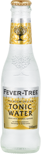 Durchsichtige Glasflasche mit goldenem Etikettdesign, verziert mit Baumgrafiken. Die Flasche enthält kohlensäurehaltiges Tonic Water, sichtbar durch leichte Blasenbildung. Die Verschlusskappe ist ebenfalls goldfarben.