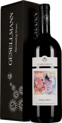 Eine elegante Weinflasche mit dunklem Etikett, das ein buntes Aquarellmotiv zeigt. Die Flasche steht vor einer passend gestalteten schwarzen Geschenkbox mit stilisierten weißen Sonnenmotiven.