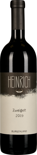 Schlanke Weinflasche mit schwarzem Etikett oben und cremefarbenem Etikett unten, elegante Schriftart, Jahrgang 2019.