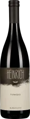 Die Weinflasche hat ein elegantes Design mit einem mattschwarzen Hals und einem Etikett in gedeckten Erdtönen. Das Etikett zeigt einen stilisierten Schriftzug und schlichte Grafikelemente.