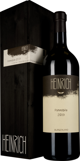 Weinflasche mit elegantem, cremefarbenem Etikett und dunkler Schrift steht vor einer dunklen, rustikalen Holzkiste.