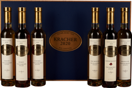 Sechs elegante Weinflaschen mit goldenen Kapseln und dunklen Etiketten, präsentiert vor einem edlen, dunkelblauen Hintergrund mit einem ovalen goldenen Logo in der Mitte.