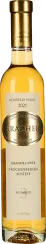 Die Weinflasche ist schlank mit einem goldfarbenen Verschluss. Der Inhalt ist bernsteinfarben und die Flasche hat ein elegantes Etikett in Creme- und Goldtönen.