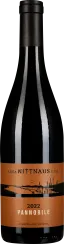 Eine dunkle Weinflasche mit einem schlichten, eleganten Etikett in warmem Braunton und schwarzer Schrift, sowie einem schwarzen Verschluss.