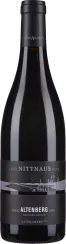 Dunkle Weinflasche mit elegantem, minimalistischem Etikett in Schwarz und Weiß, das stilisierte Landschaftsgrafiken zeigt.