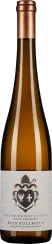 Schlanke Weinflasche mit bronzefarbener Kapsel und elegantem Etikett, das ein stilisiertes Wappen zeigt. Der Glaskörper ist transparent und zeigt den Inhalt, einen klaren weißen Wein.