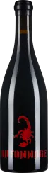 Dunkle Weinflasche mit mattschwarzem Etikett, verziert mit einem roten Skorpion-Design.