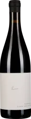 Das Bild zeigt eine elegante Weinflasche mit einem minimalistischen, hellen Etikett. Die Flasche ist dunkel und schlank mit einem schwarzen Verschluss. Auf dem Etikett befindet sich eine dezente Schrift.