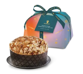 Panettone mit goldbrauner Kruste, garniert mit Mandeln und Zuckerkristallen, kunstvolle Verpackung.