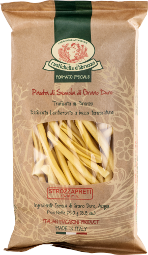 Die Verpackung zeigt italienische Strozzapreti-Pasta aus Hartweizengrieß in einem braunen, rustikalen Beutel. Durch ein Sichtfenster sind die hellgelben, gedrehten Nudeln sichtbar. Oben befindet sich ein grünes Logo mit traditionellen Elementen.