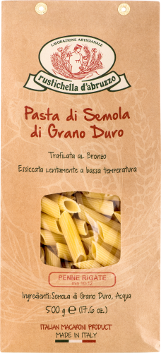 Braune Papiertüte mit Sichtfenster zeigt gelbe Penne Rigate-Nudeln im Inneren, verziert mit einem ovalen Logo und italienischem Design.