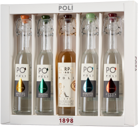 Fünf elegante Grappa-Flaschen in einem cremefarbenen Geschenkkarton, jede mit einem individuell farbigen Etikett und Bügelverschluss. Die Flaschen sind in einer hellen Box angeordnet, die oben und unten beschriftet ist.