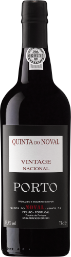 Dunkle Weinflasche mit elegantem Etikett und kräftigem Schriftzug.