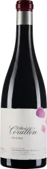 Die Weinflasche hat eine tiefe bordeauxrote Farbe mit glänzendem Lackfinish. Das Etikett ist in Cremeweiß gehalten und elegant gestaltet, mit feinen Schriftzügen und dezenten violetten Traubenmotiven. Der Hals der Flasche ist von einer silbernen Folie umg